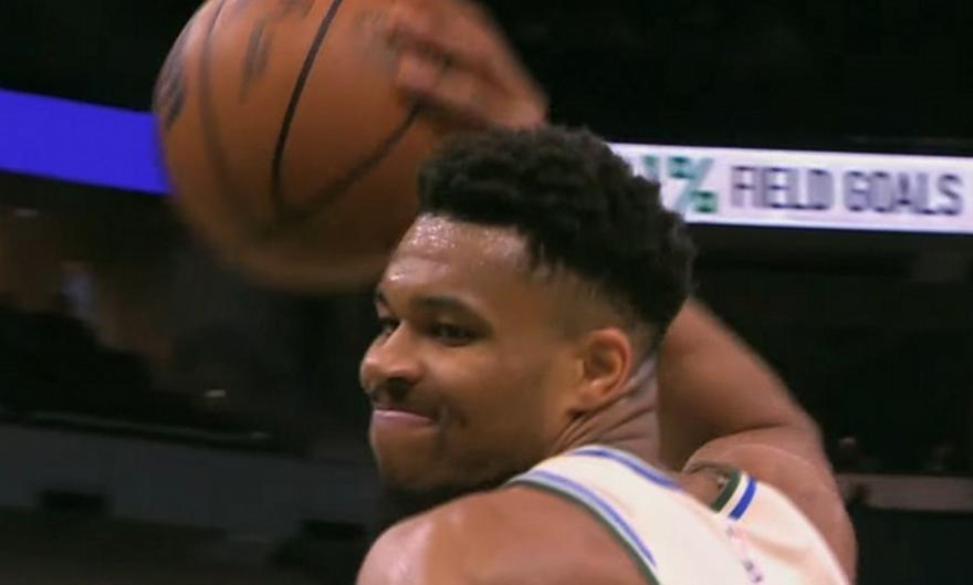 Ξέσπασε ο Αντετοκούνμπο: Πέταξε την μπάλα και τιμωρήθηκε με τεχνική ποινή στη νέα ήττα των Μπακς