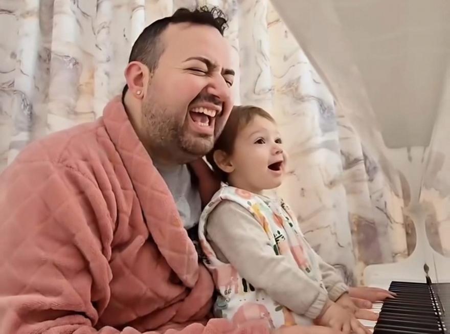 Ο Μαυρικίου τραγουδάει με την κόρη του το «Όταν θα πάω κυρά μου στο παζάρι» κι ένα χαμόγελο έσκασε στα χείλη μας