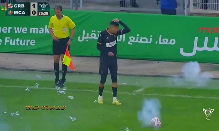 Χάος στην Αλγερία: Δεκάδες μπουκάλια και δυναμιτάκια πάνω σε παίκτη την ώρα που εκτελεί φάουλ!