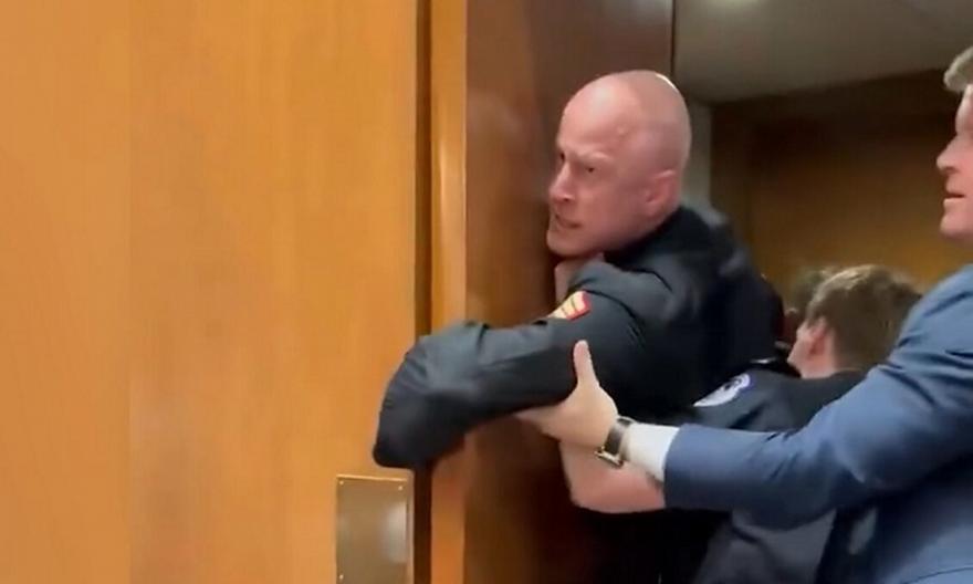 «Κανείς δεν θέλει πόλεμο για το Ισραήλ»: Βετεράνος ουρλιάζει συνθήματα και απομακρύνεται σηκωτός από το Κογκρέσο!