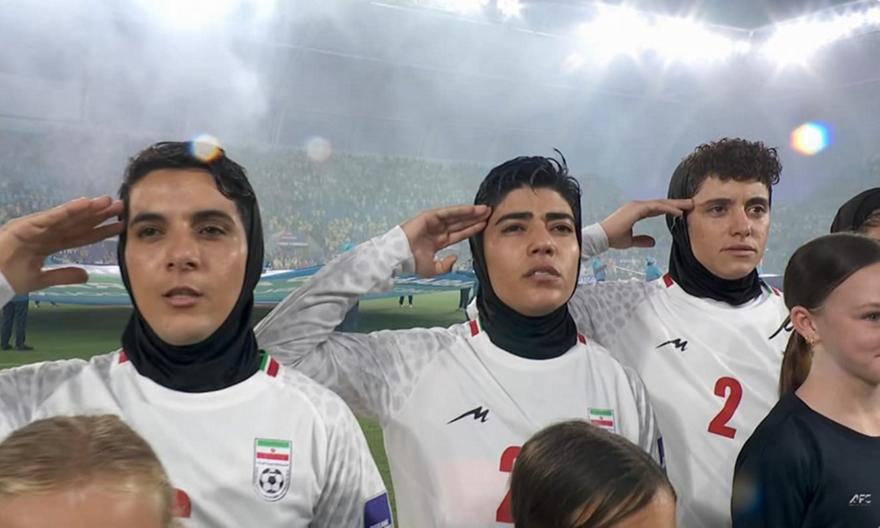 Από τη σιωπή στον στρατιωτικό χαιρετισμό: Η εντυπωσιακή μεταστροφή των παικτριών της εθνικής Ιράν!