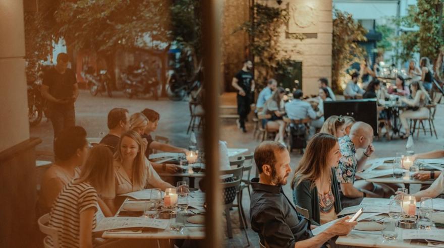 Βγαίνουμε πλατεία Αγίων Θεοδώρων. 15 στέκια από το πρωί ως το βράδυ