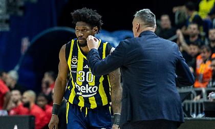 Εντυπωσιακό κάρφωμα του Σίλβα στην επιστροφή του στη δράση με τη Φενέρ!