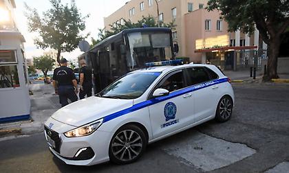 Συναγερμός στη ΓΑΔΑ: Άντρας υποστήριξε ότι έχει πάνω του εκρηκτικά - Προσήχθη και ελέγχεται