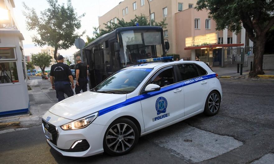 Συναγερμός στη ΓΑΔΑ: Άντρας υποστήριξε ότι έχει πάνω του εκρηκτικά - Προσήχθη και ελέγχεται