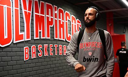 Η άφιξη της αποστολής του Ολυμπιακού στο ΣΕΦ - Με ειδικό μαξιλάρι στη μέση του ο Μόρις