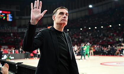 «Μπαρτζώκα, ψυχάρα, Ολυμπιακάρα»: Θερμή υποδοχή στο ΣΕΦ για τον Ελληνα κόουτς