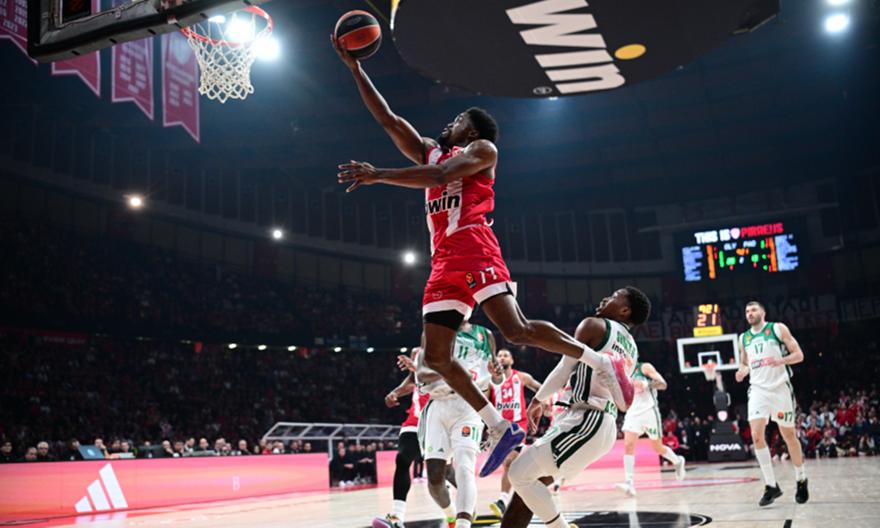 Ο Ολυμπιακός έφτασε μέχρι και στο +17 στο πρώτο ημίχρονο, αντέδρασε πριν πάει στα αποδυτήρια ο Παναθηναϊκός