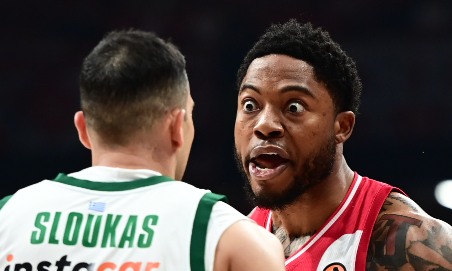 Ολυμπιακός-Παναθηναϊκός: Η ένταση μεταξύ Σλούκα και Τζόουνς