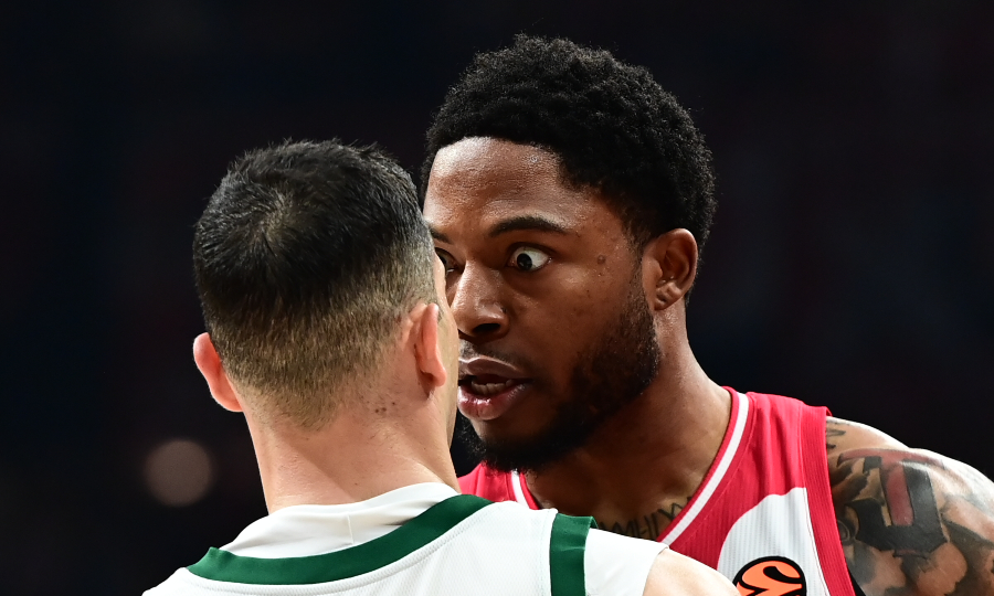 Ολυμπιακός-Παναθηναϊκός: Η ένταση μεταξύ Σλούκα και Τζόουνς