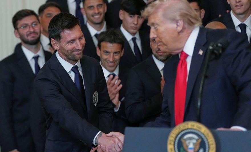 Υποδέχθηκε την Ίντερ Μαϊάμι στον Λευκό Οίκο ο Τραμπ - θερμή χειραψία με τον Μέσι