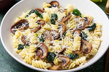 Βίδες με μανιτάρια και baby σπανάκι