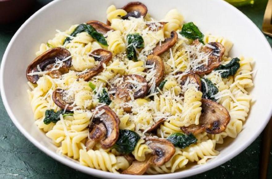 Βίδες με μανιτάρια και baby σπανάκι