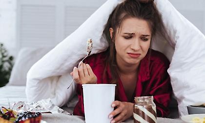 Τι λένε οι ειδικοί για τη συναισθηματική πείνα και τη διατροφή που λειτουργεί ως «καταφύγιο»