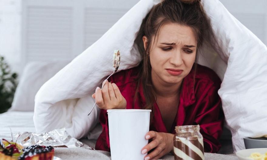 Τι λένε οι ειδικοί για τη συναισθηματική πείνα και τη διατροφή που λειτουργεί ως «καταφύγιο»