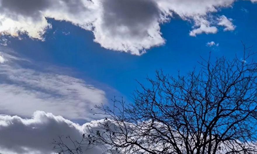 Παροδικά αυξημένες νεφώσεις σήμερα, χωρίς αξιόλογη μεταβολή η θερμοκρασία