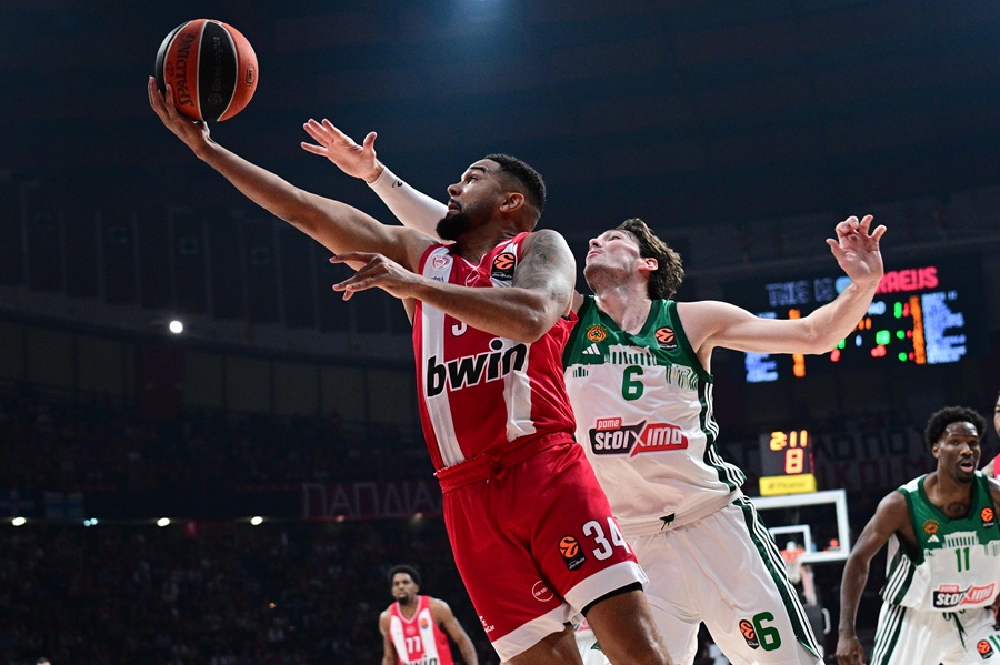 Ο Ολυμπιακός βγάζει από τη μύγα ξύγκι και ο Παναθηναϊκός «αφοπλίζει» τα πυρηνικά του όπλα