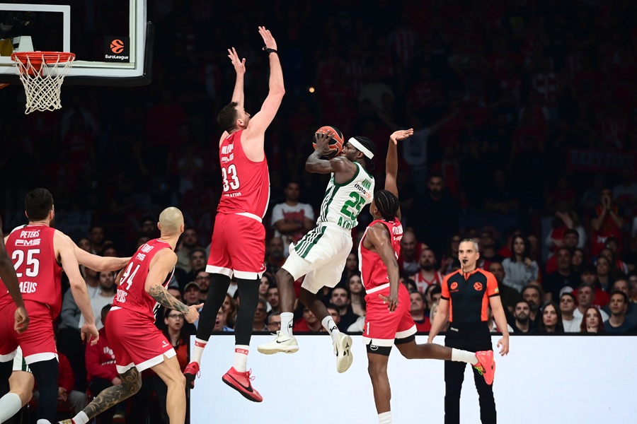 Ο Ολυμπιακός βγάζει από τη μύγα ξύγκι και ο Παναθηναϊκός «αφοπλίζει» τα πυρηνικά του όπλα