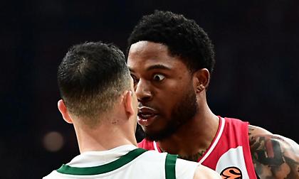 Έξαλλη με Τζόουνς η Μαρία Δαρσινού: «Ποιος είναι αυτός που κάνει νταηλίκια στον Σλούκα; Η μάνα του τον ξέρει;»