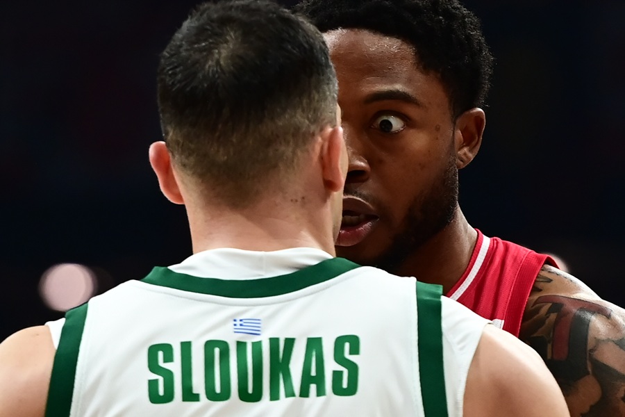 Ο Ολυμπιακός βγάζει από τη μύγα ξύγκι και ο Παναθηναϊκός «αφοπλίζει» τα πυρηνικά του όπλα