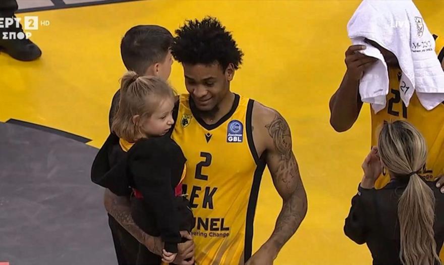 Πανέμορφη κίνηση: Ο Μπράουν της ΑΕΚ πήρε κοριτσάκι με αναπηρία στην αγκαλιά του