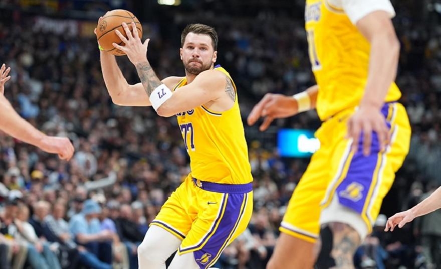 Παράσταση Ντόντσιτς στο Λος Άντζελες: Οδήγησε τους Λέικερς σε νίκη και έγραψε ιστορία