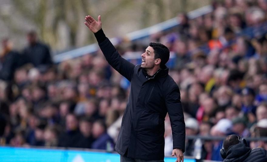 Φοβερό Photobomb του ιδιοκτήτη της Μάνσφιλντ για έχει selfie με τον Αρτέτα!