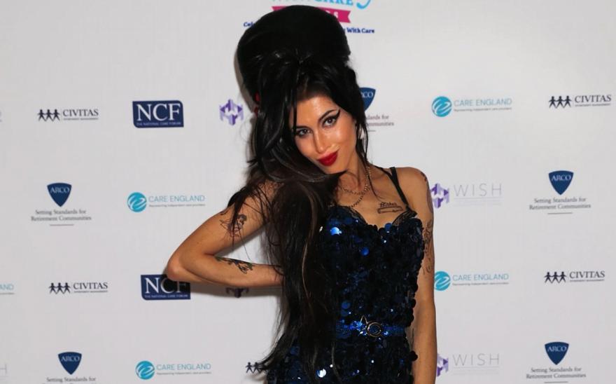 Holly Cosgrove: Η τραγουδίστρια που έκανε το διαδίκτυο να μιλά για... νεκρανάσταση της Amy Winehouse