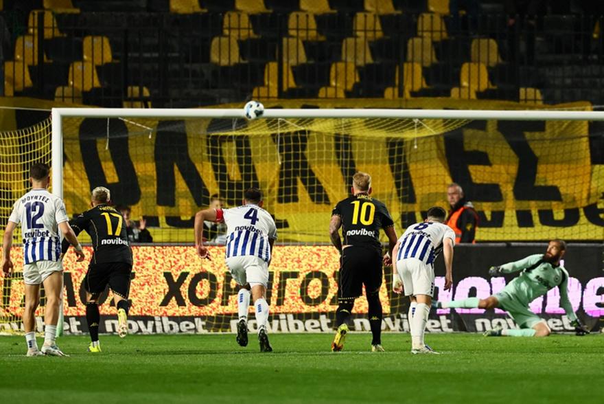 Συνελήφθη 51χρονος που πέταξε πλαστικό μπουκάλι στο «Βικελίδης»