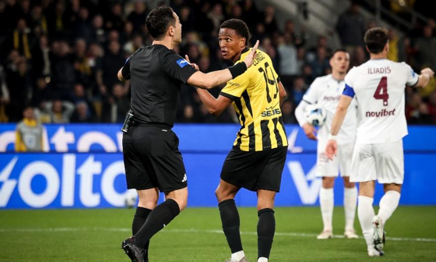 Τσακίρης: «Έκανε αυτό που έπρεπε η ΑΕΚ, αλλά με μεγαλύτερο άγχος – Σε άλλο επίπεδο η κατάσταση με τη διαιτησία»