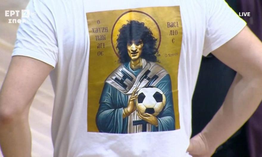 Το ευρηματικό μπλουζάκι οπαδού του Ηρακλή με Χατζηπαναγή ως… Άγιο!