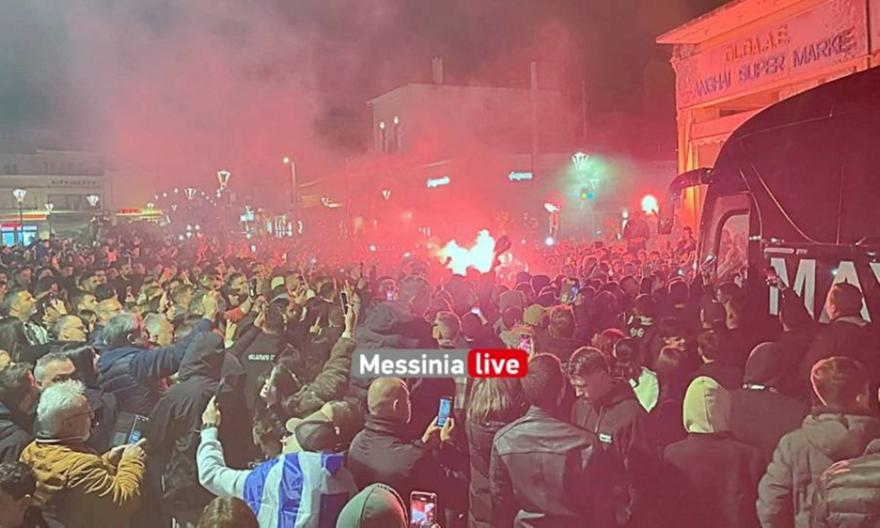 Μυθική νύχτα ανόδου για την Καλαμάτα: Αποθέωση μέχρι τα ξημερώματα για τη «Μαύρη Θύελλα»