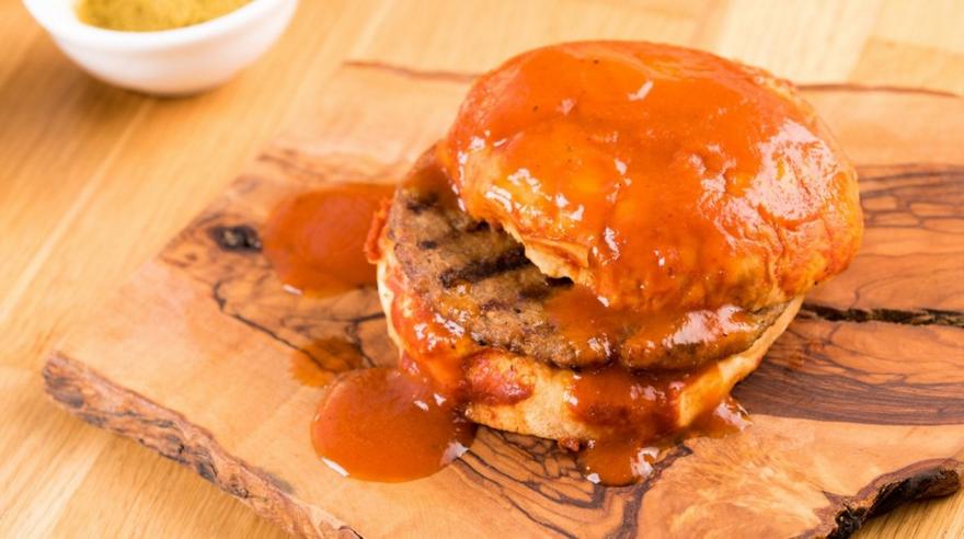 Islak Hamburger: Το «υγρό» burger από την Κωσταντινούπολη που έγινε viral