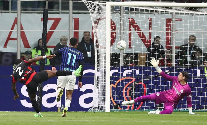 Ένα δίλεπτο και ένα… χέρι στο 95' οδήγησαν τη Μίλαν στο -7 με θρίαμβο στο Derby della Madonnina