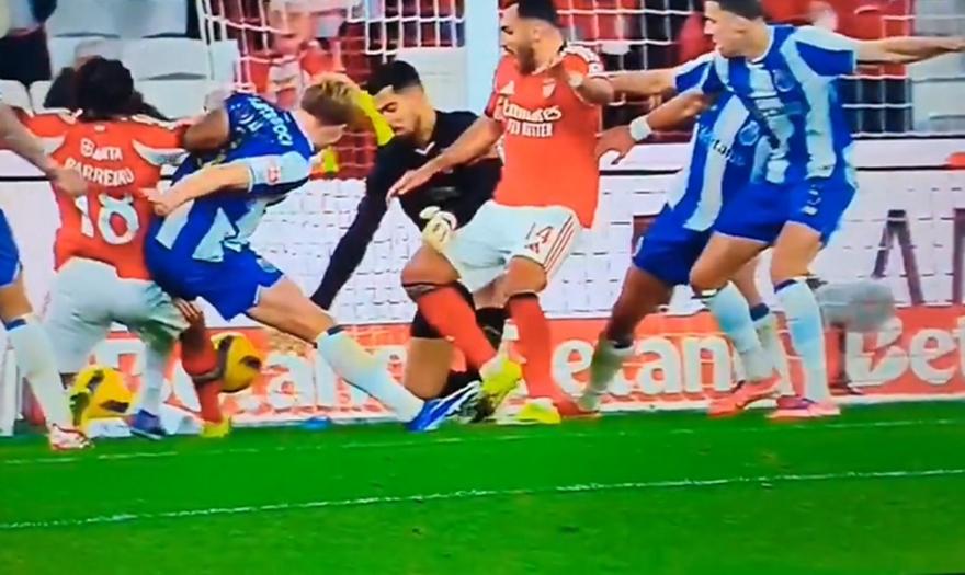 Το πέναλτι που ζήτησε ο Παυλίδης στο φινάλε του Μπενφίκα – Πόρτο