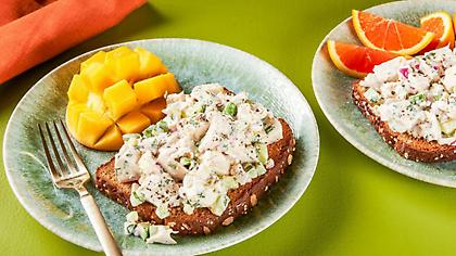 Ανοιχτό σάντουιτς με κοτοσαλάτα