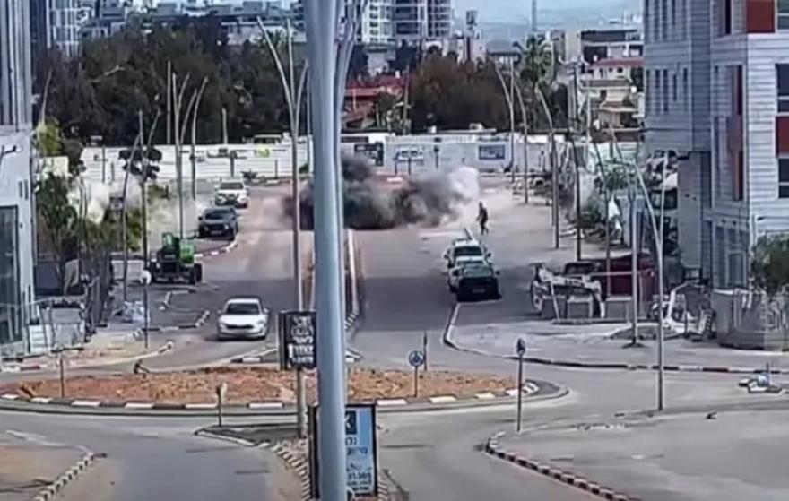 Πύραυλος από το Ιράν πέφτει σε δρόμο στο κεντρικό Ισραήλ - Δείτε το συγκλονιστικό βίντεο