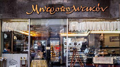 Μητροπολιτικόν: Το ιστορικό ζαχαροπλαστείο της Αθήνας που φτιάχνει ακόμα μανταρινάκια