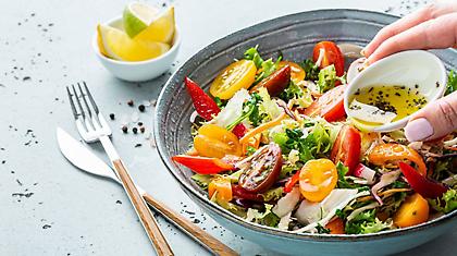 Πώς να φτιάξεις μια σαλάτα τόσο νόστιμη όσο αυτές που σου σερβίρουν στα εστιατόρια