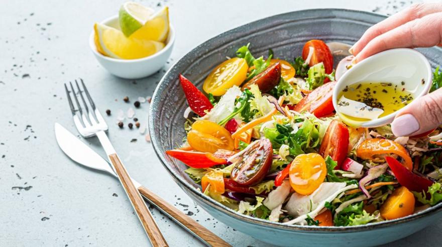 Πώς να φτιάξεις μια σαλάτα τόσο νόστιμη όσο αυτές που σου σερβίρουν στα εστιατόρια