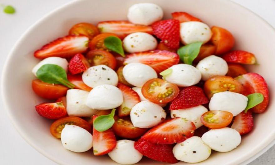 Σαλάτα με φράουλες, ντοματίνια και μοτσαρέλα