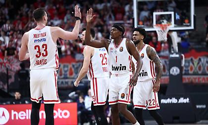 Ο Ολυμπιακός ισοφάρισε ιστορικό ρεκόρ με τα 13 εύστοχα τρίποντα στο πρώτο ημίχρονο!