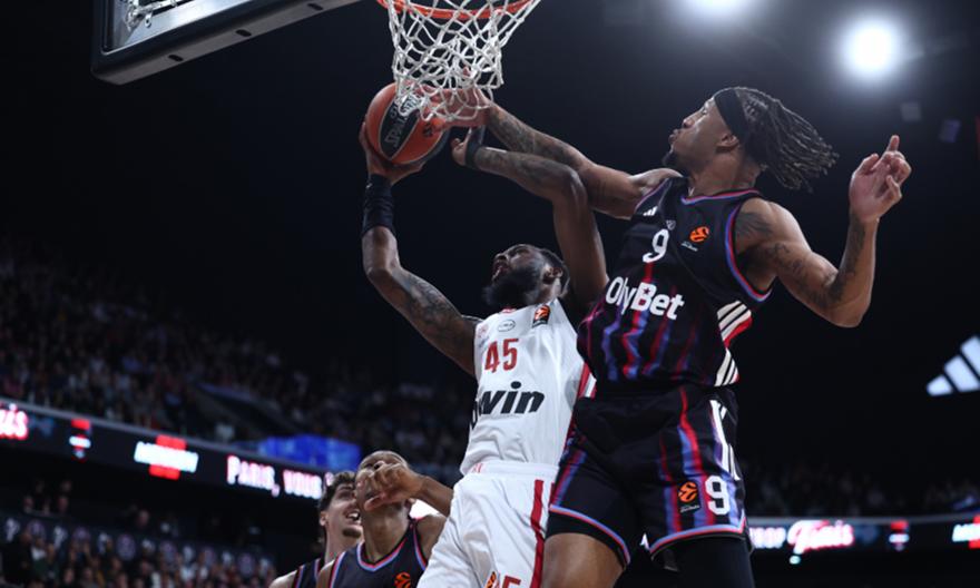 Θέαμα από τον Ολυμπιακό στο Παρίσι: Ο Γουόρντ σέρβιρε και ο Χολ κάρφωσε εντυπωσιακά!