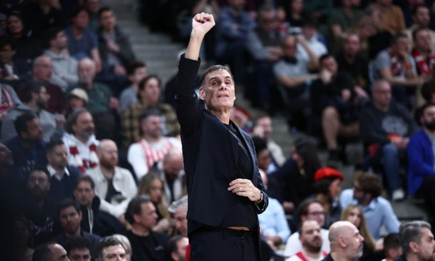 Αποθέωση για τον Μπαρτζώκα από τους φίλους του Ολυμπιακού στο Παρίσι