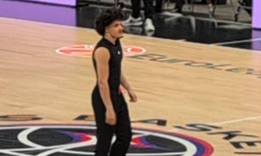 Ο Ιφί τρόλαρε τους πάντες: Με την αγαπημένη του αφάνα στο ματς της Παρί με τον Ολυμπιακό!