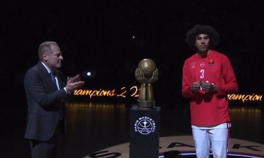 Όμορφες στιγμές για τον Γουόρντ στο Παρίσι: Πήρε το δαχτυλίδι του πρωταθλητή για τον τίτλο της περσινής σεζόν