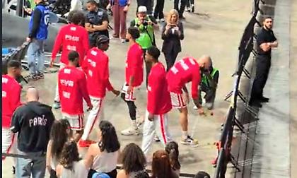 Συγκλονιστική στιγμή: Ο Ολυμπιακός τίμησε τη μνήμη φιλάθλου που θα βρισκόταν στο ματς με την Παρί, αλλά έφυγε από τη ζωή