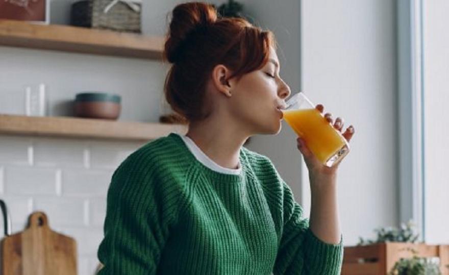 Τελικά μήπως ο χυμός πορτοκαλιού δεν βοηθά στο κρυολόγημα; Τι λέει καθηγητής ανοσολογίας του Imperial College