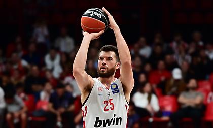 «Φωτιά» ο Ολυμπιακός στο Παρίσι με 33 πόντους στην πρώτη περίοδο, 8/10 τρίποντα και «καυτούς» Πίτερς-Ντόρσεϊ