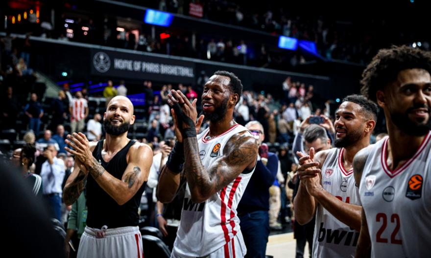 Το πάρτι που έστησαν οι παίκτες με τους φίλους του Ολυμπιακού μετά τη νίκη στο Παρίσι!